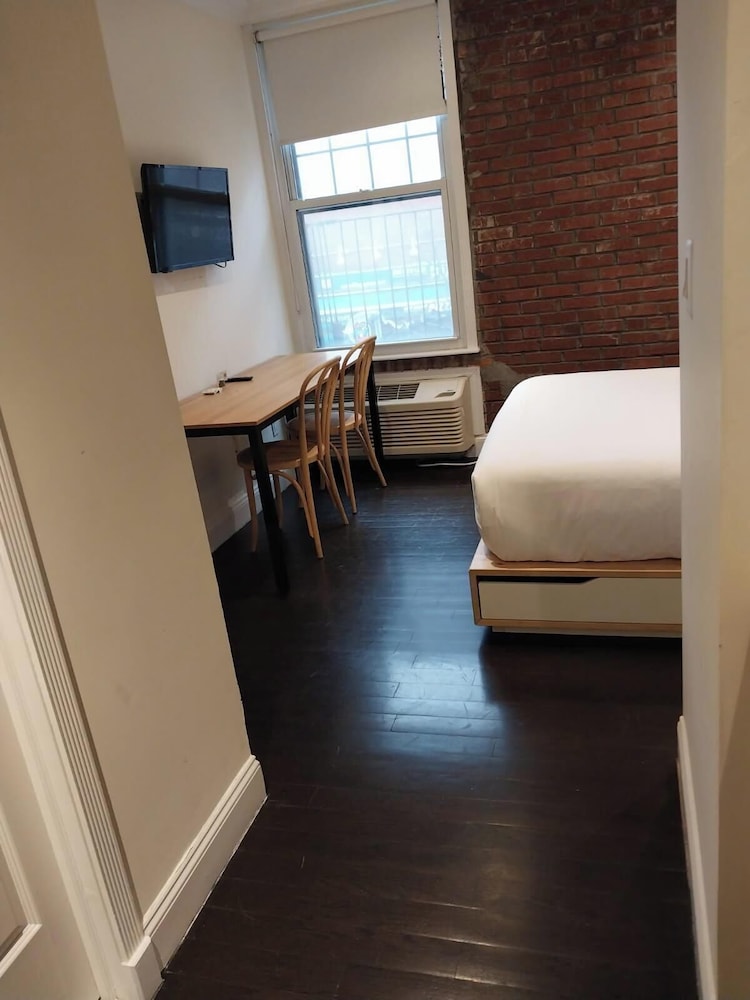 SUPERIOR, QUEEN BED, KITCHENETTE