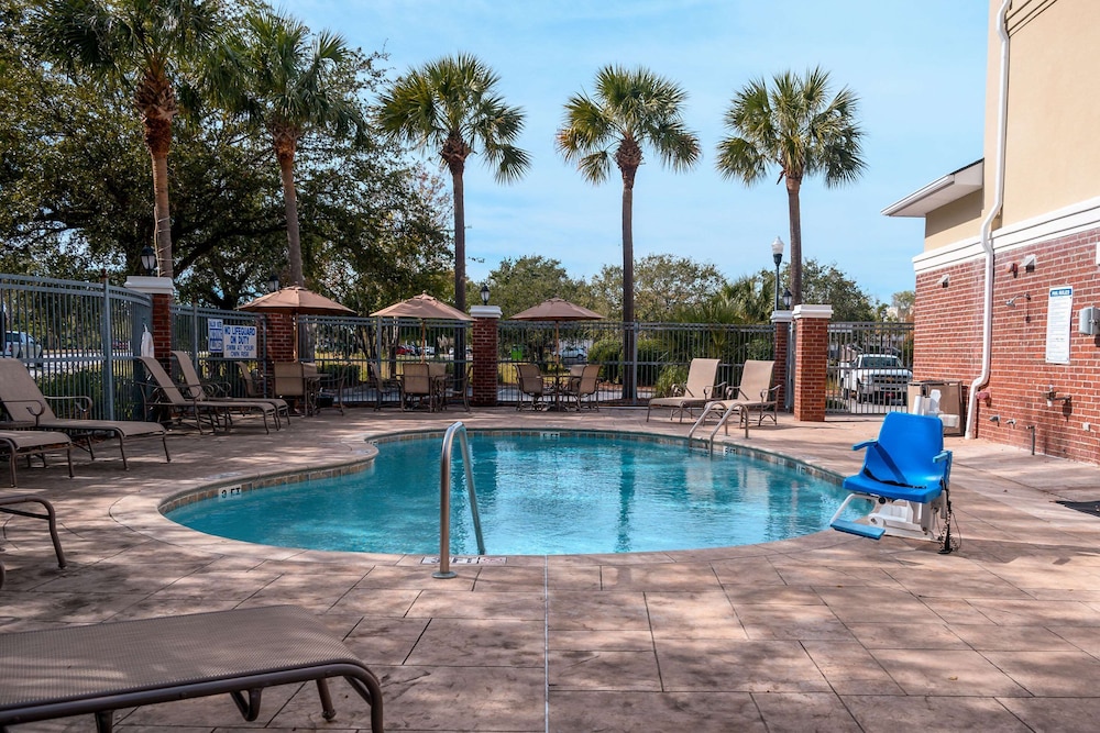 Comfort Inn & Suites Patriots Point 24/30