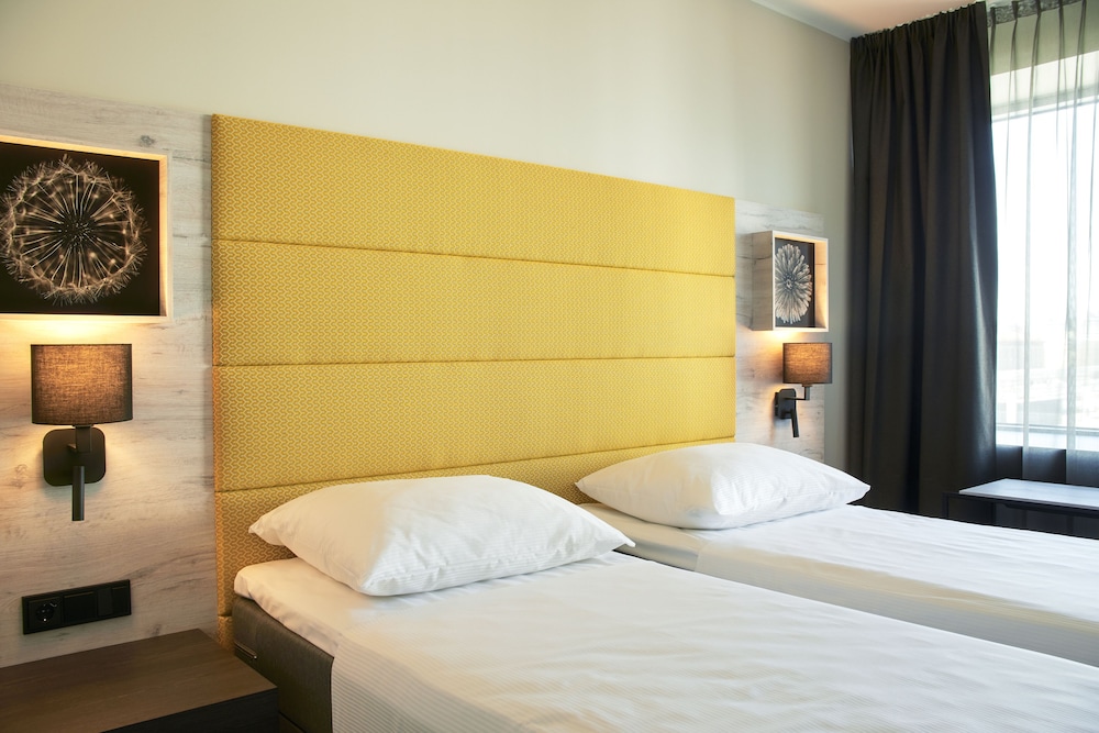 ROOM, TWIN BEDS