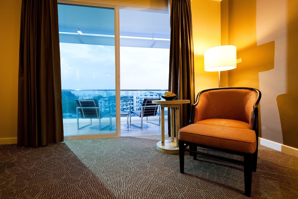 Royal Princess Larn Luang Bangkok Hotel 42/69