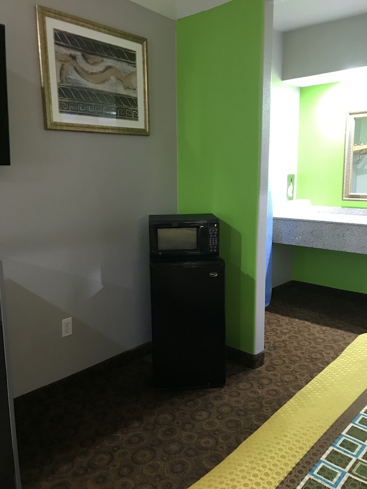 Camelot Inn Suites Veterans Memorial/Nw Houston 21/37