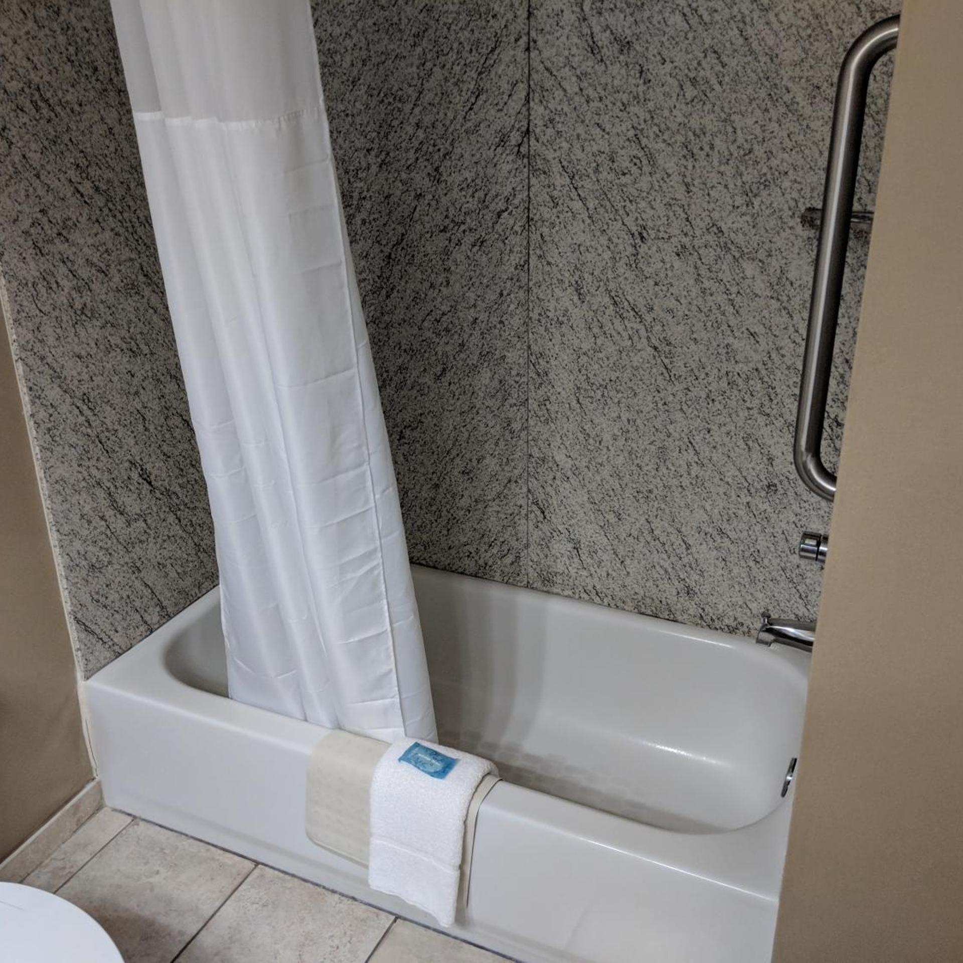 غرفة بسرير كينج بحوض استحمام لذوي الإعاقة، Clarion Pointe Medford Ex Holiday Inn Express Medford 9/9
