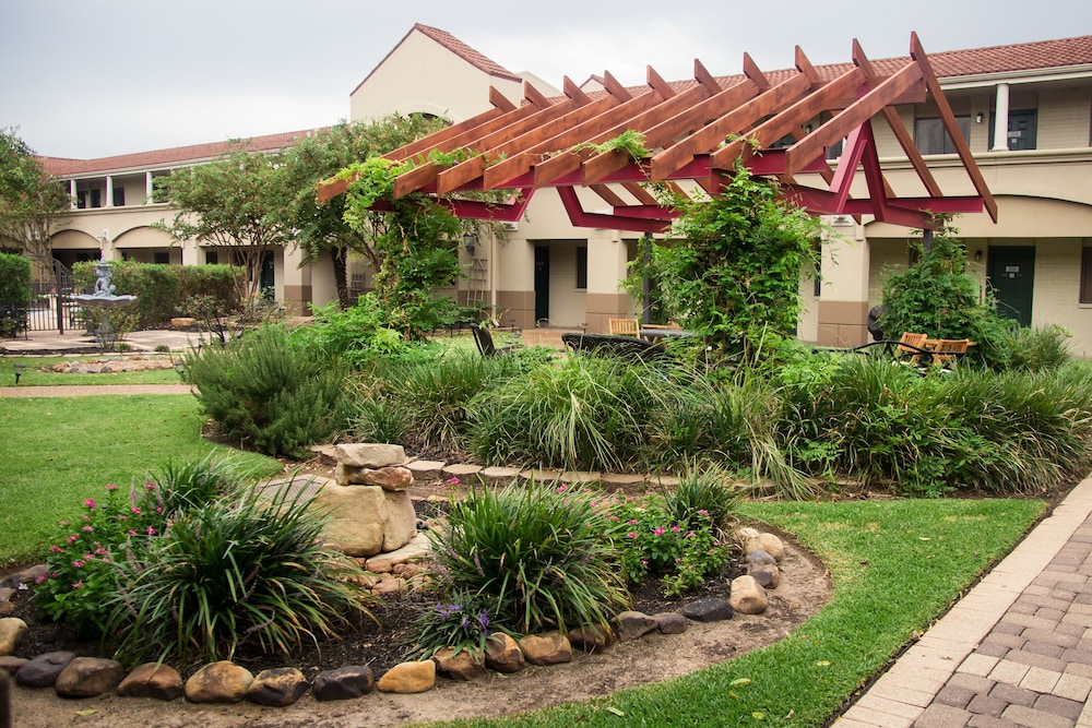 Vineyard Court Designer Suites Hotel 49/56