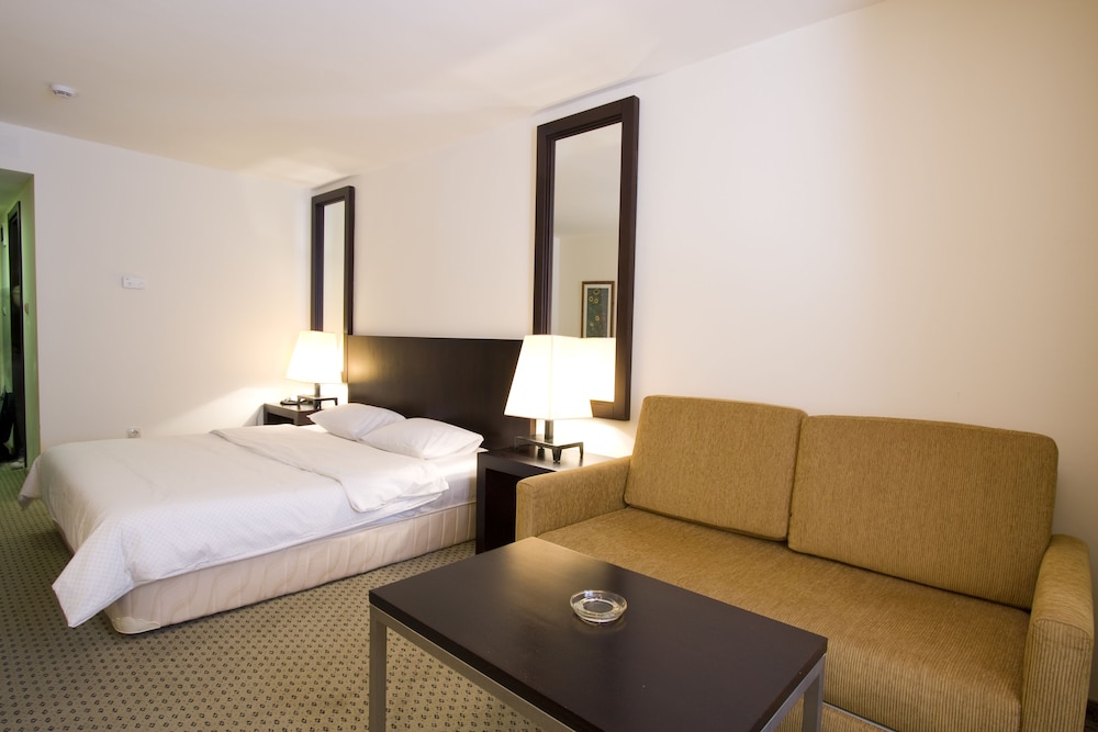 INTERNATIONAL HOTEL 9/34