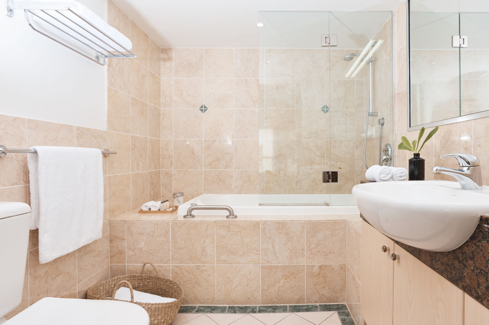 4 Bedrooms, Apartment, King Bed, 1 Queen and 4 Single Beds, Beach Front, Sea View، Sea Change Beachfront Apartments 3/3
