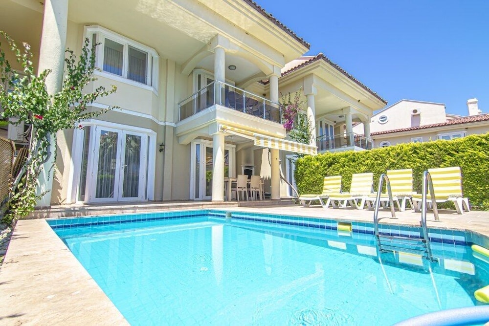 Sunset Beach Club 2/50