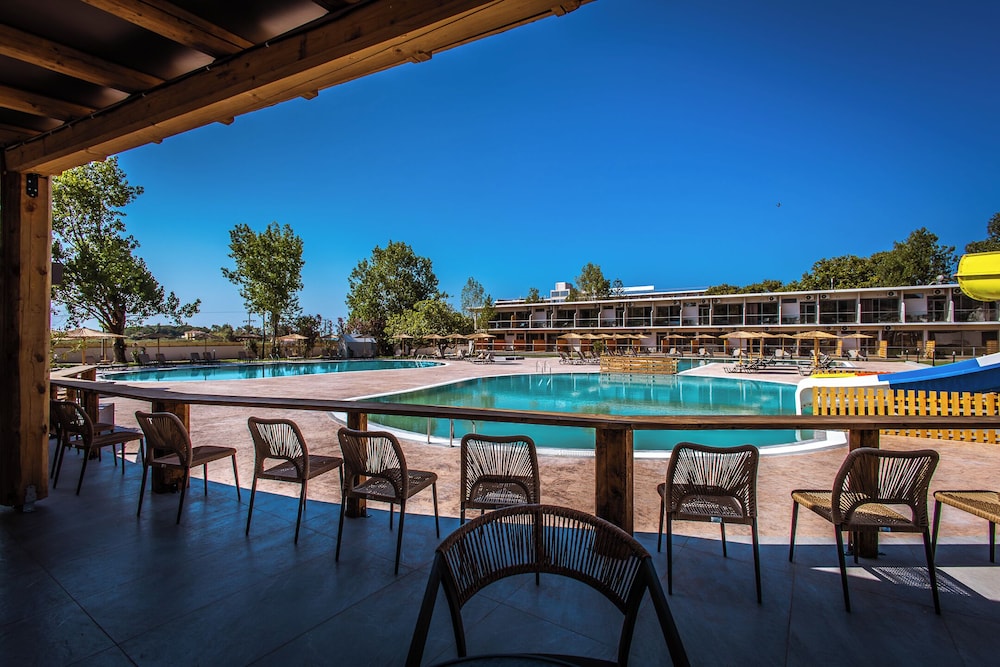 Blue Water Resort 54/60