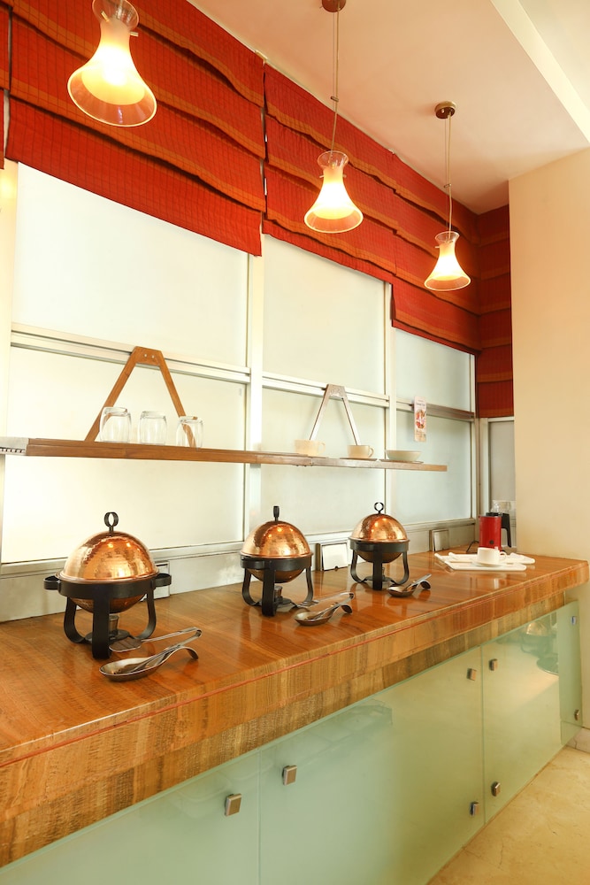 Regency Hotel 32/53