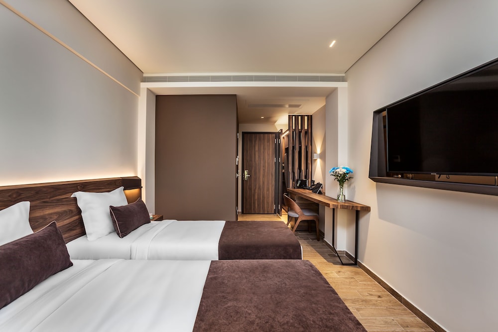DELUXE, TWIN BEDS, CITY VIEW