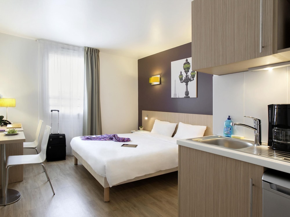 SUPERIOR, STUDIO, TWIN BEDS