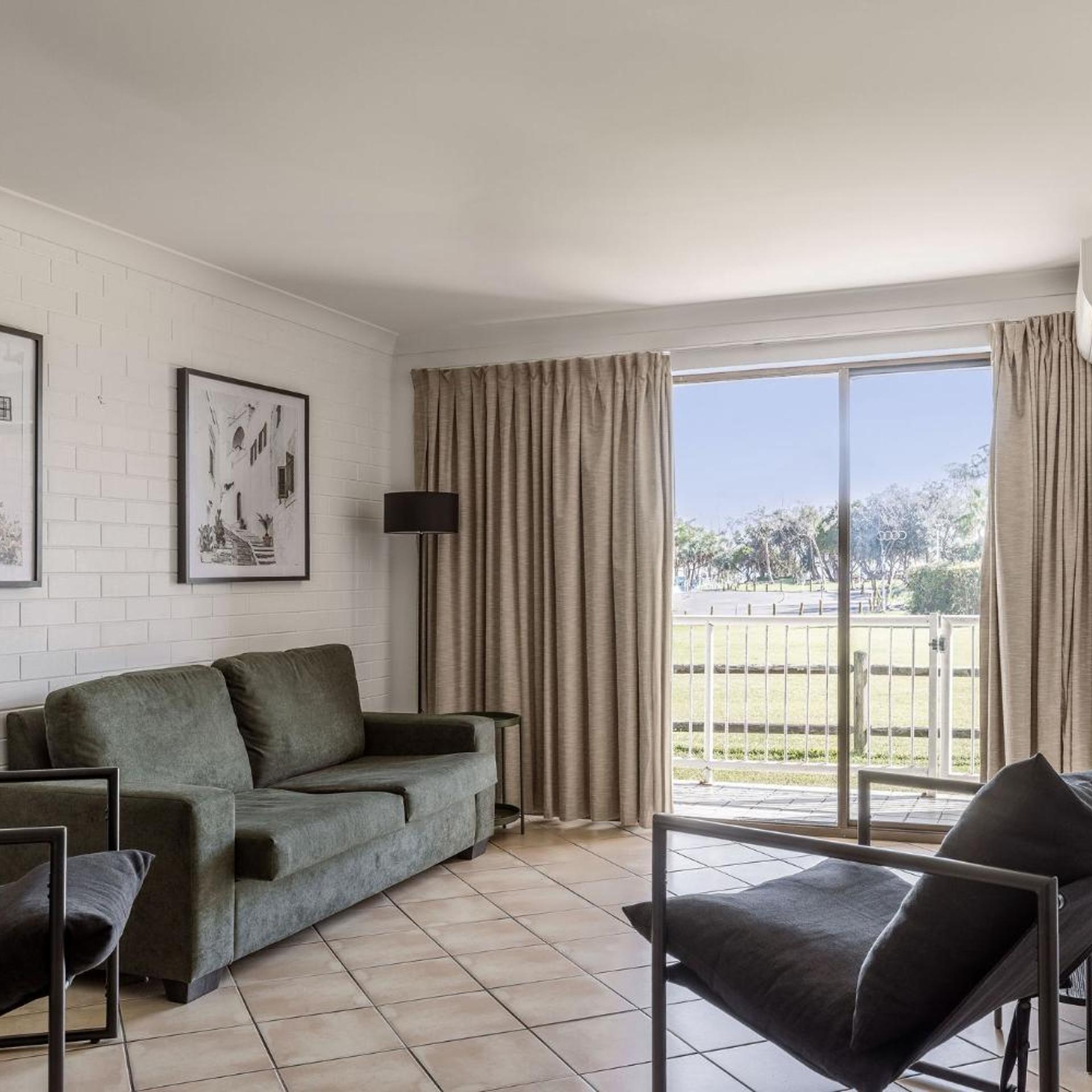 MAIN BEACH APARTMENTS 14/19