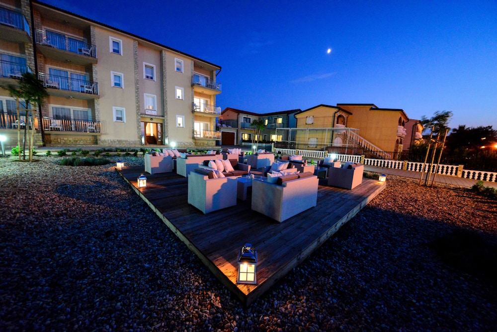Sunset Apartments 13/18