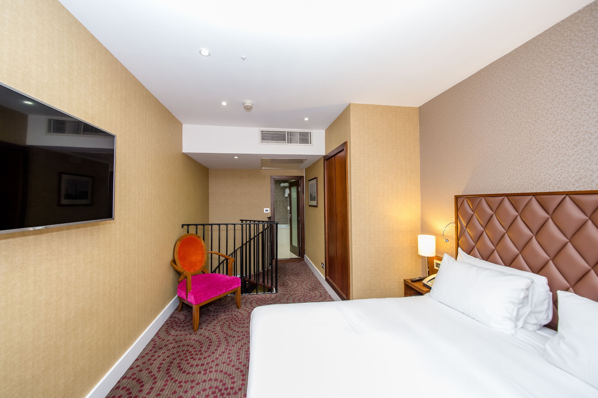DUPLEX, JUNIOR SUITE, QUEEN BED, LIVING AREA