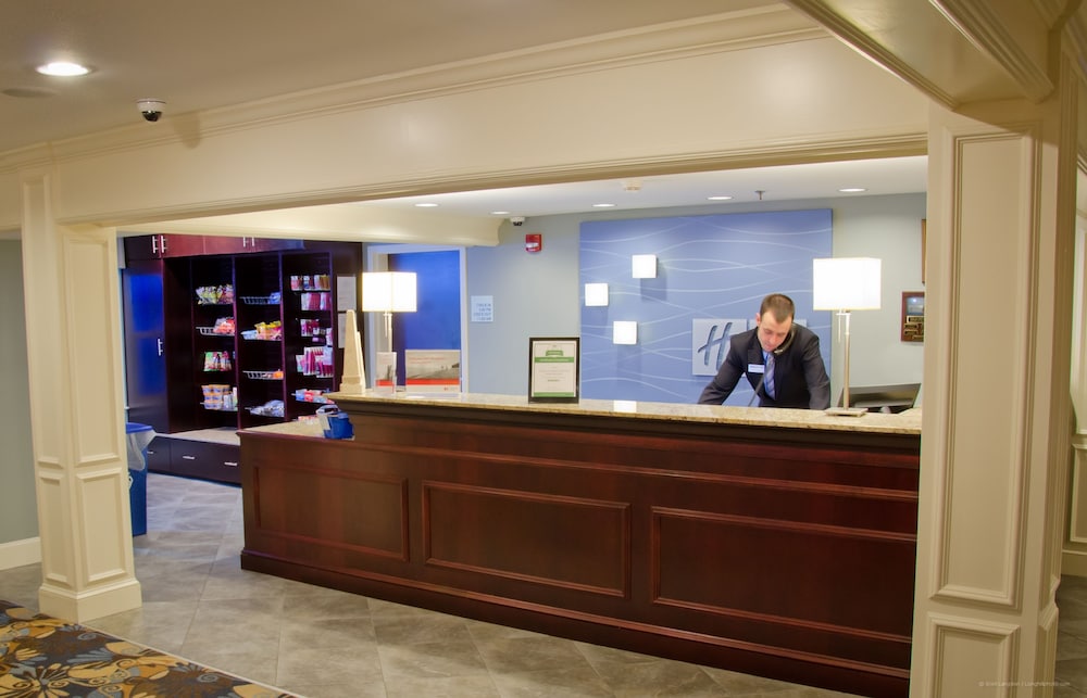 Holiday Inn Express Suites Merrimack 17/55