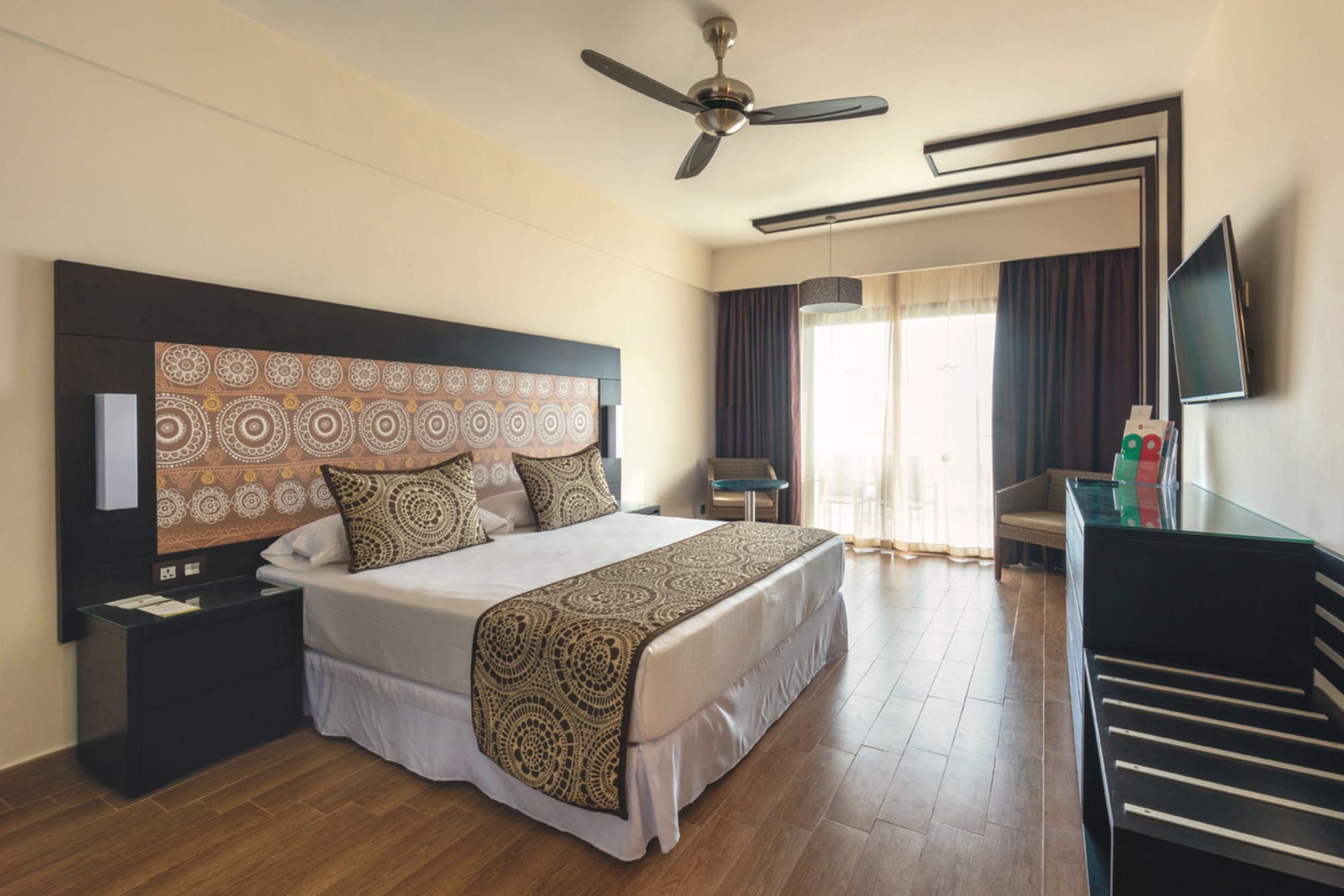 جناح جونيور ركني بسرير كينج بشرفة بإطلالة جزئية على البحر، Hotel RIU Sri Lanka 2/3