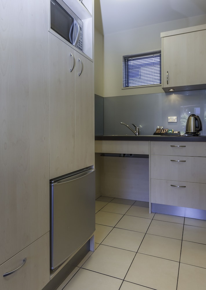 166 Majestic Court Motel 11/48