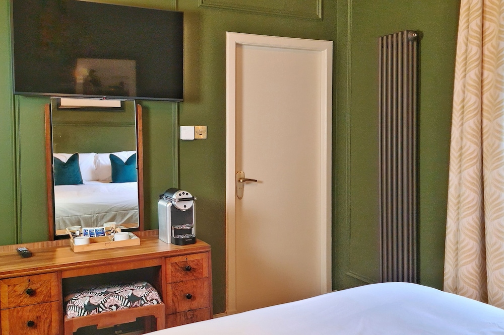 The Alyth Hotel 50/50