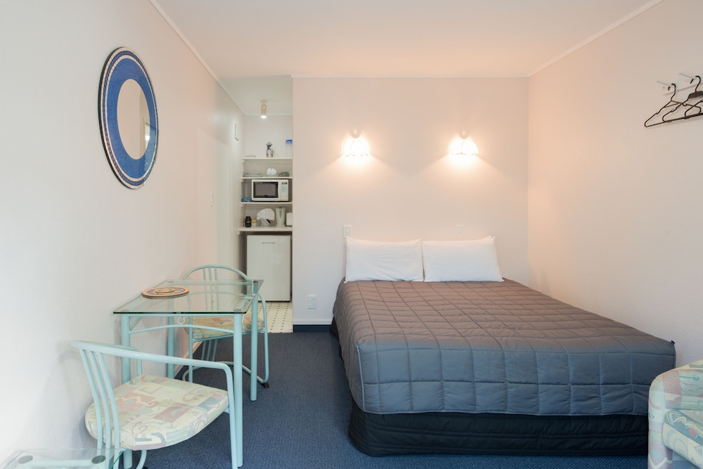 Petite, Studio, Queen Bed
