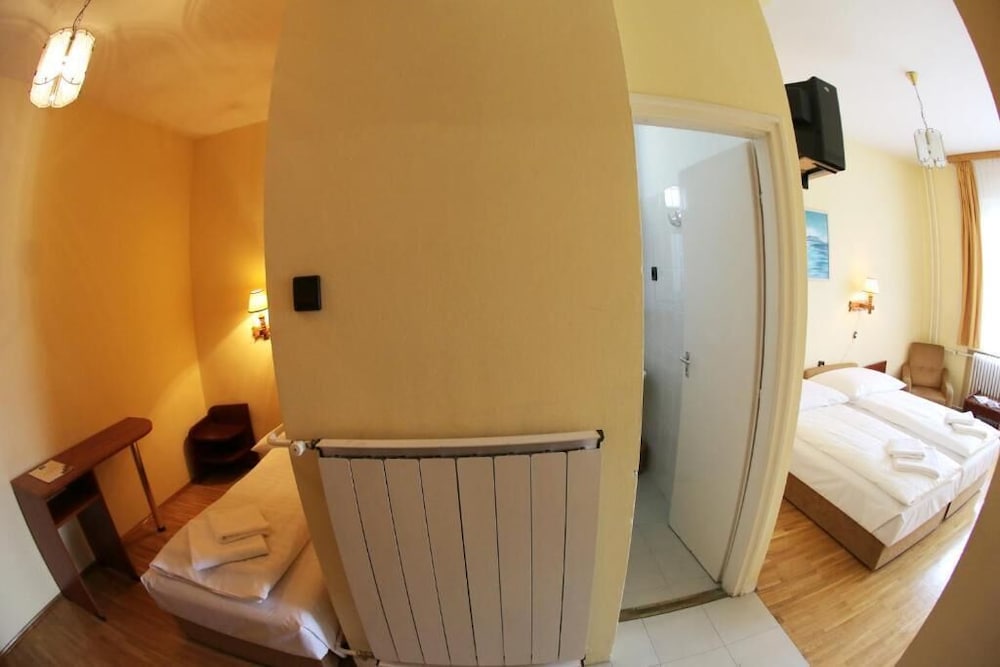 BARA HOTEL 32/50