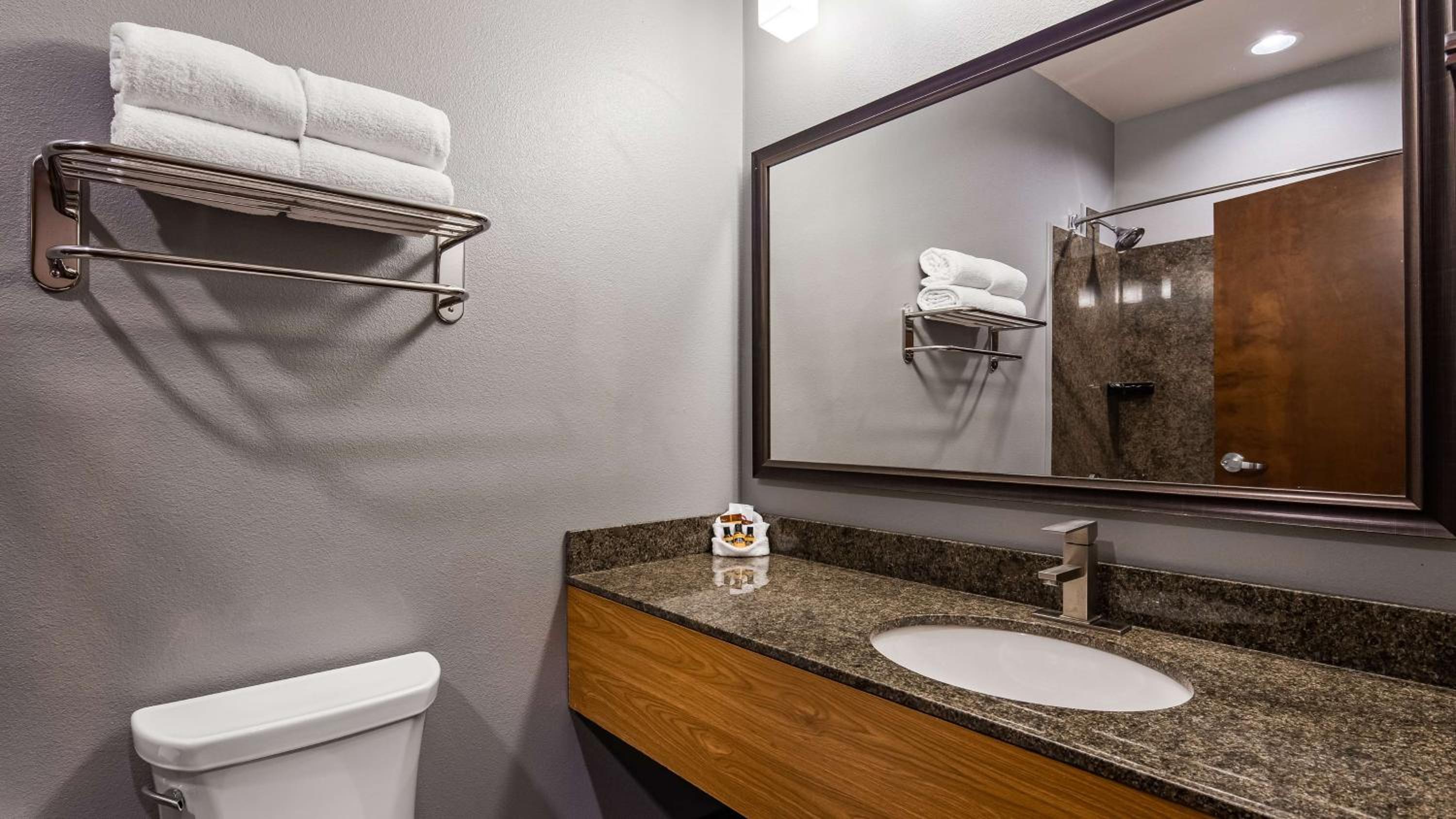 غرفة مفردة بسرير كينج مع أريكة، Best Western Plus Williston Hotel & Suites 4/5