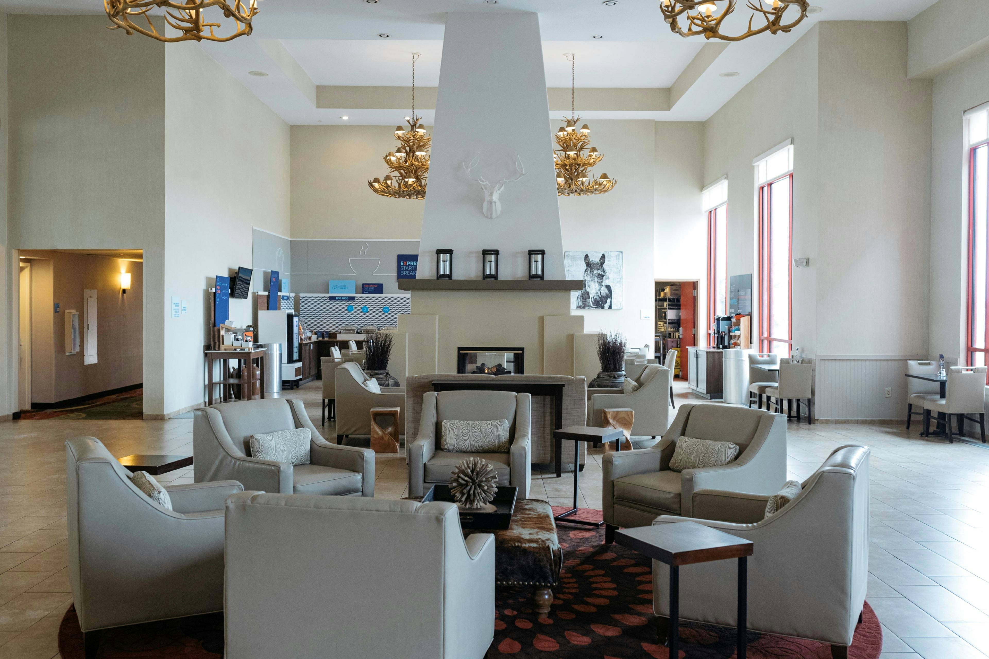 Holiday Inn Express Hotel And Suites Olathe North 28/52