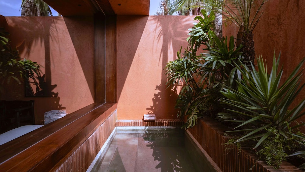 FURTHER HOTEL 54/59