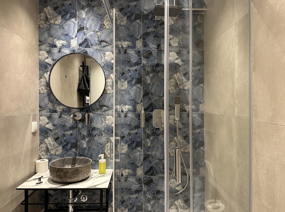 Urban Elephant Suites 16/24