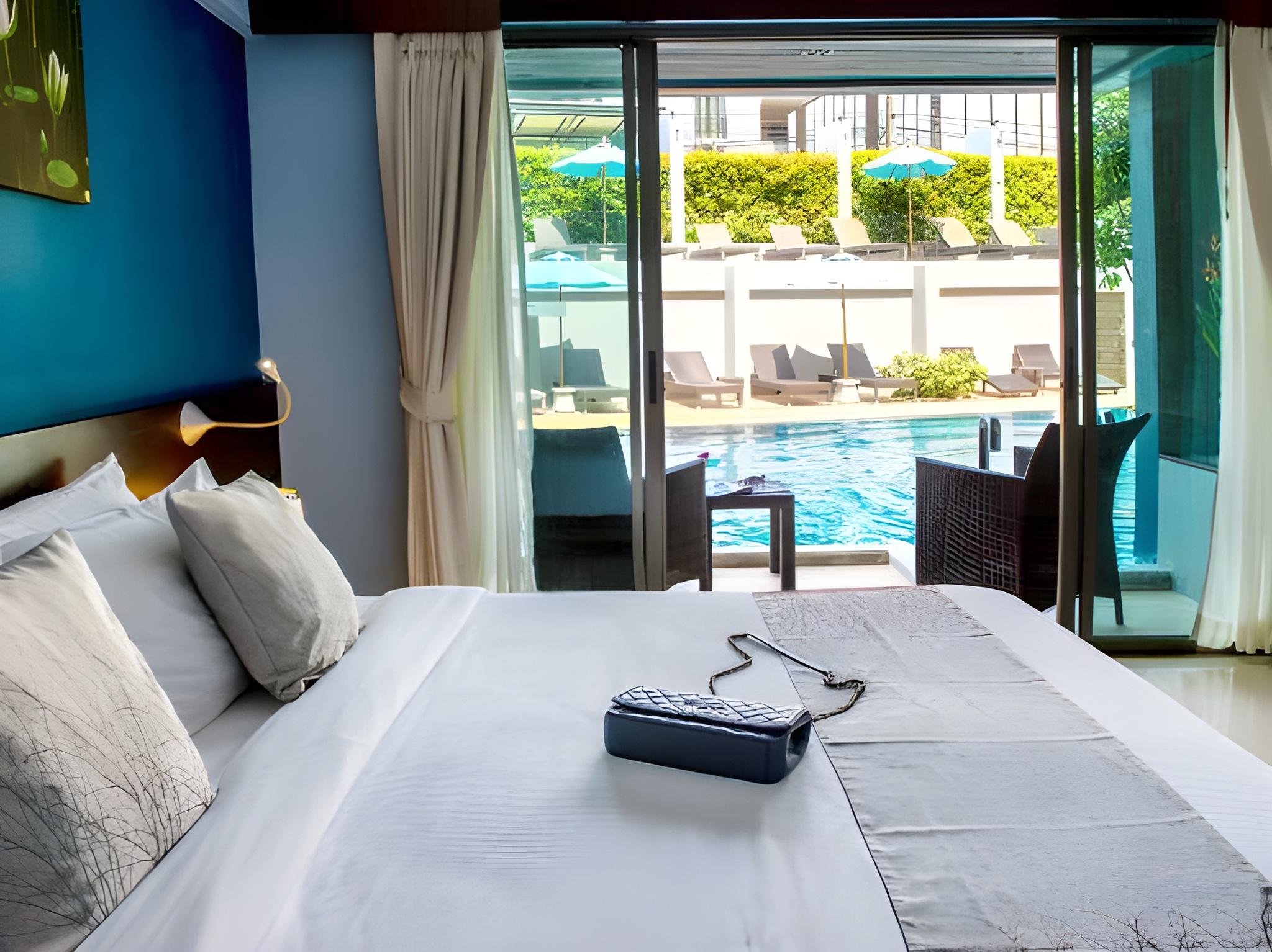 Deluxe, Pool Access