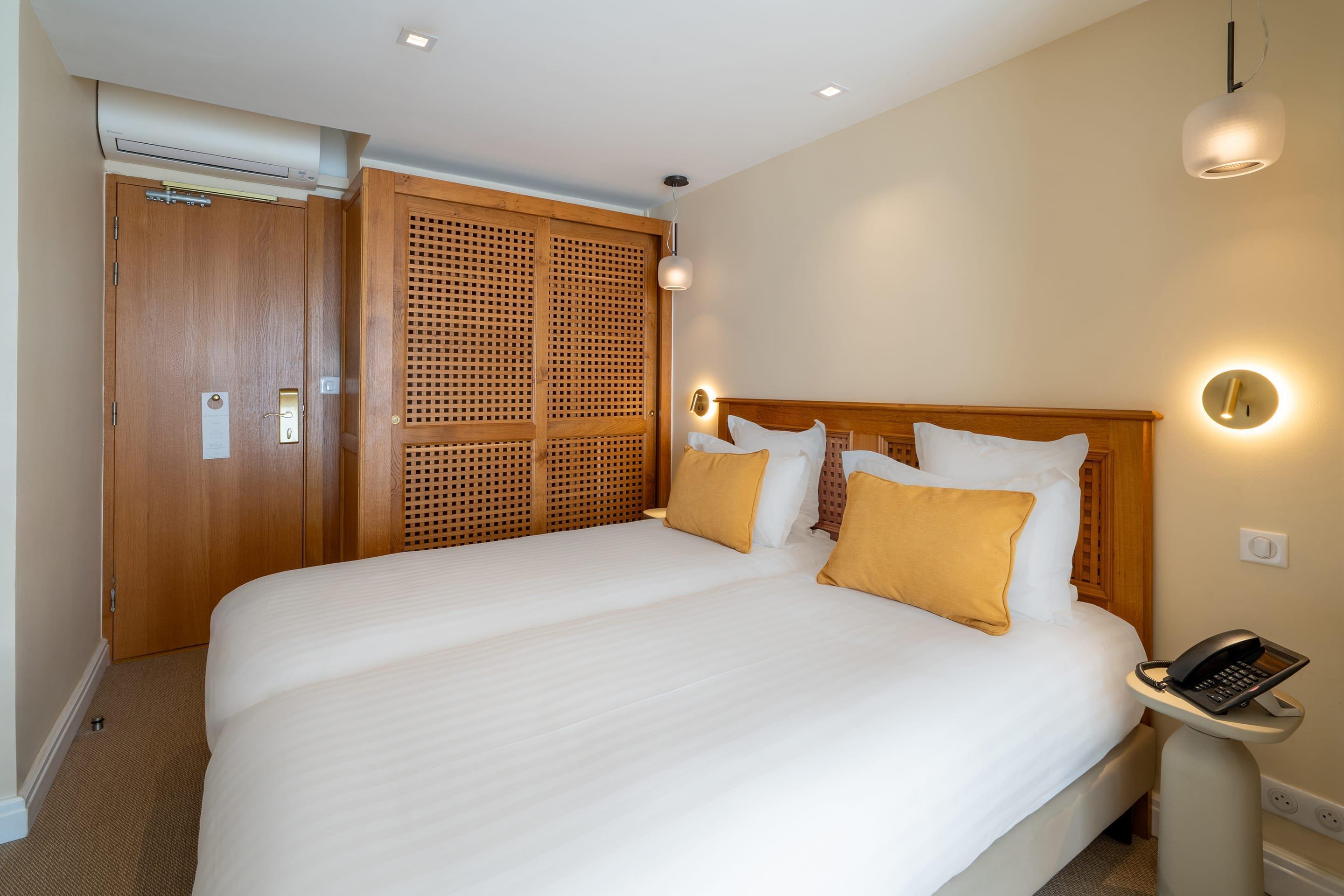 Classic, Twin Beds, Side Sea View