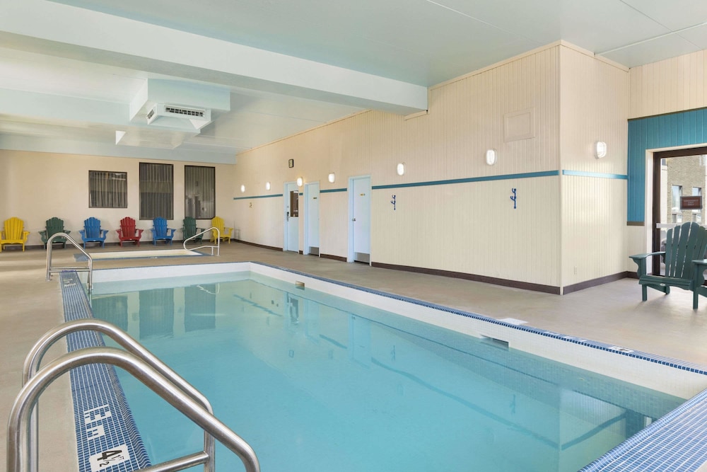 Travelodge by Wyndham Edmonton West 8/53