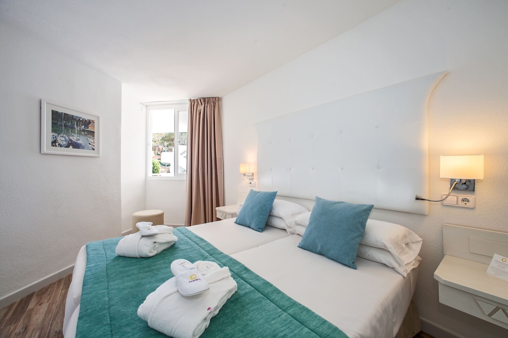 Fergus Style Cala Blanca Suites 17/37