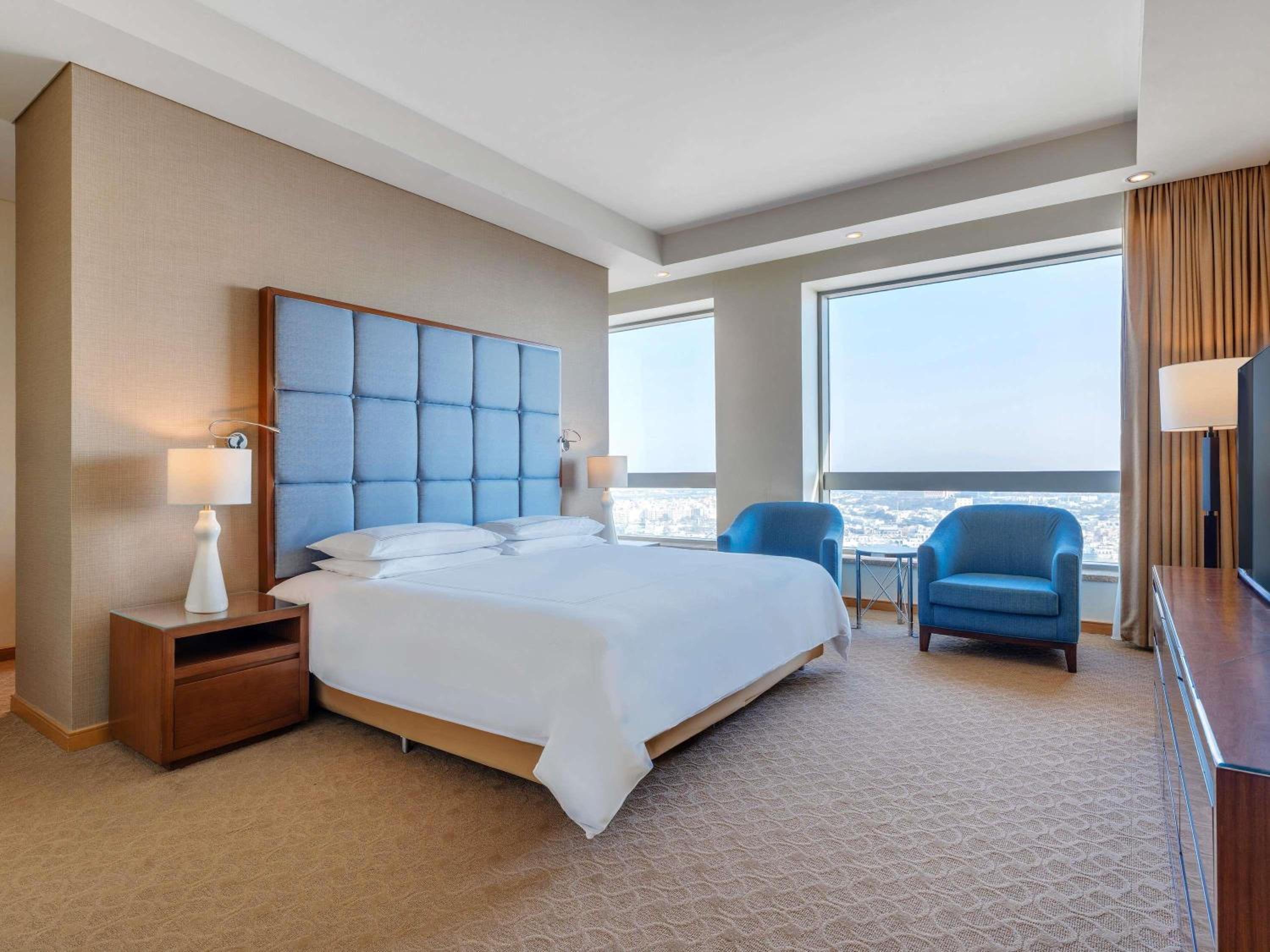 Suite, King Bed, Creek and City View, Corner