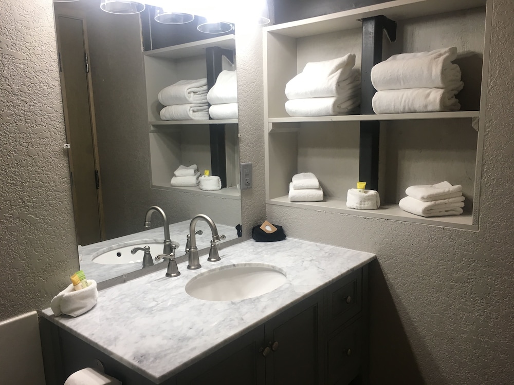 The Hotel Sturgis 39/50