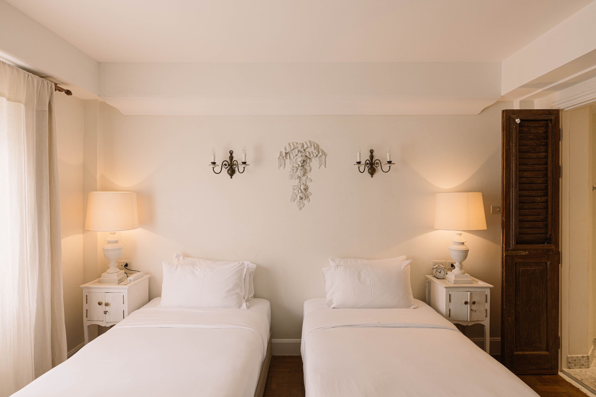 4 BEDROOMS, VILLA