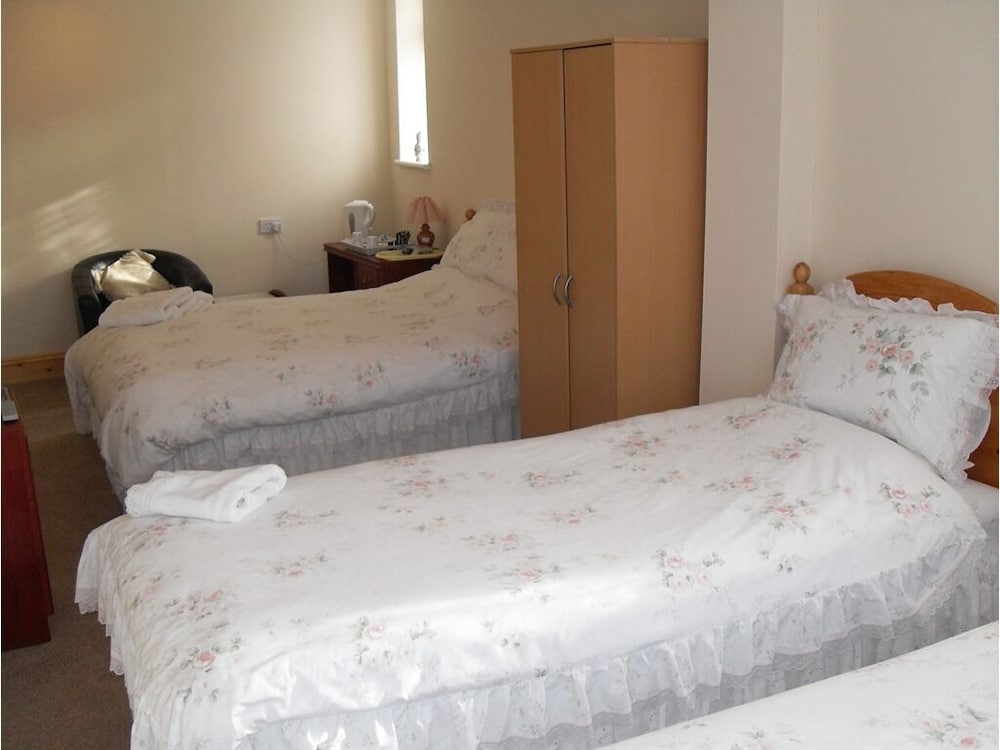 Suite, 1 Double and 3 Single Beds، Alma Lodge Guest House 4/4