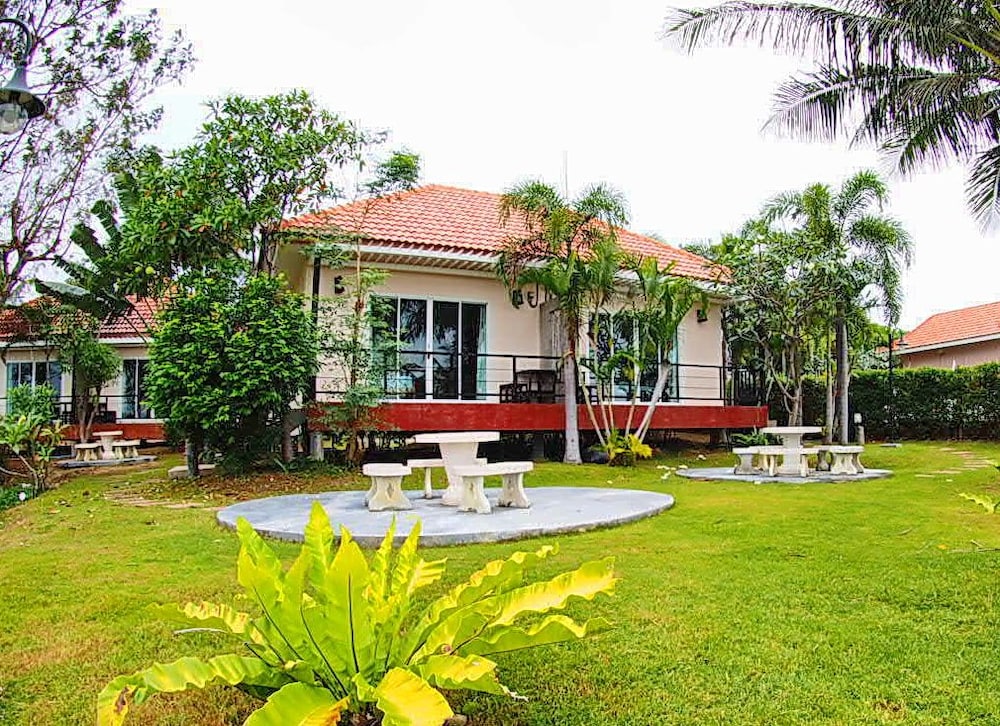 Phetnamneung Resort 2/22