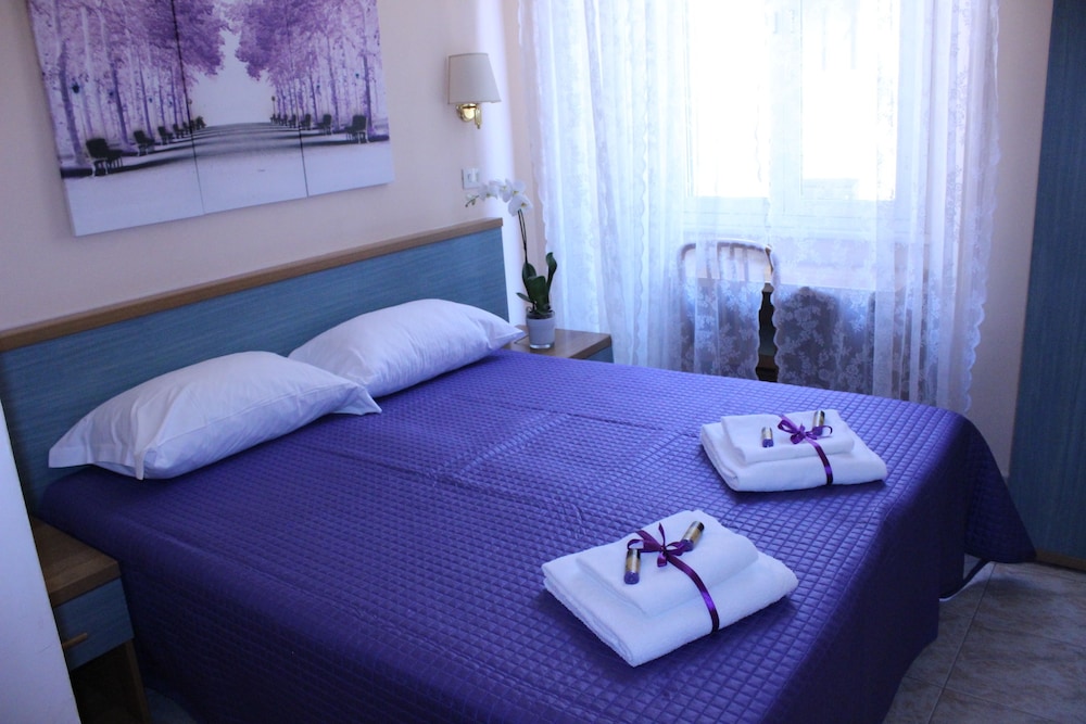 ROOM, DOUBLE OR TWIN BED