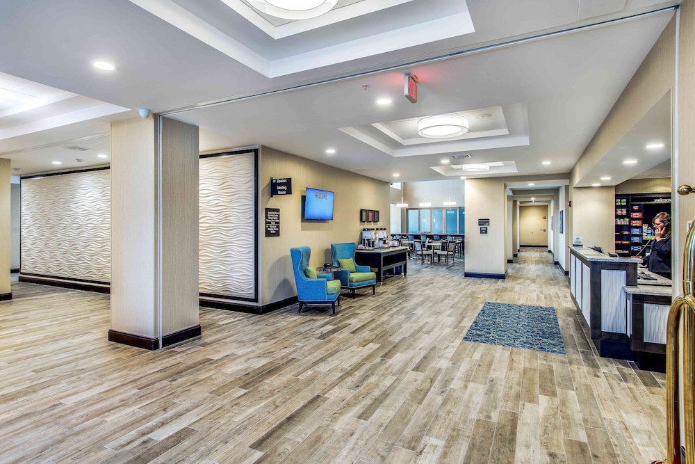 Hampton Inn and Suites by Hilton Clearwater Beach 33/83
