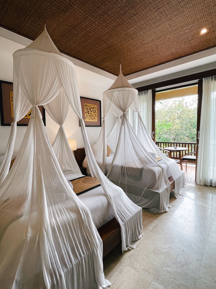 DELUXE, TWIN BEDS, POOL VIEW