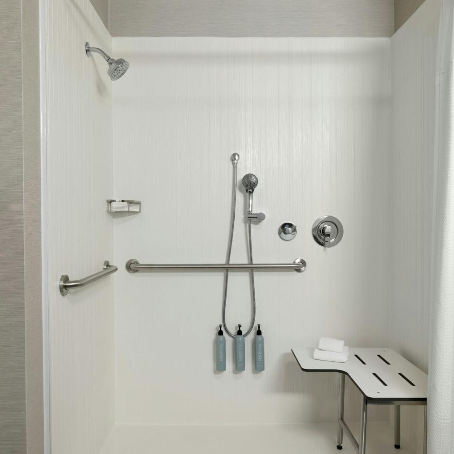 غرفة بسرير كينج بحوض استحمام لذوي الإعاقة، Courtyard By Marriott Kokomo 6/6
