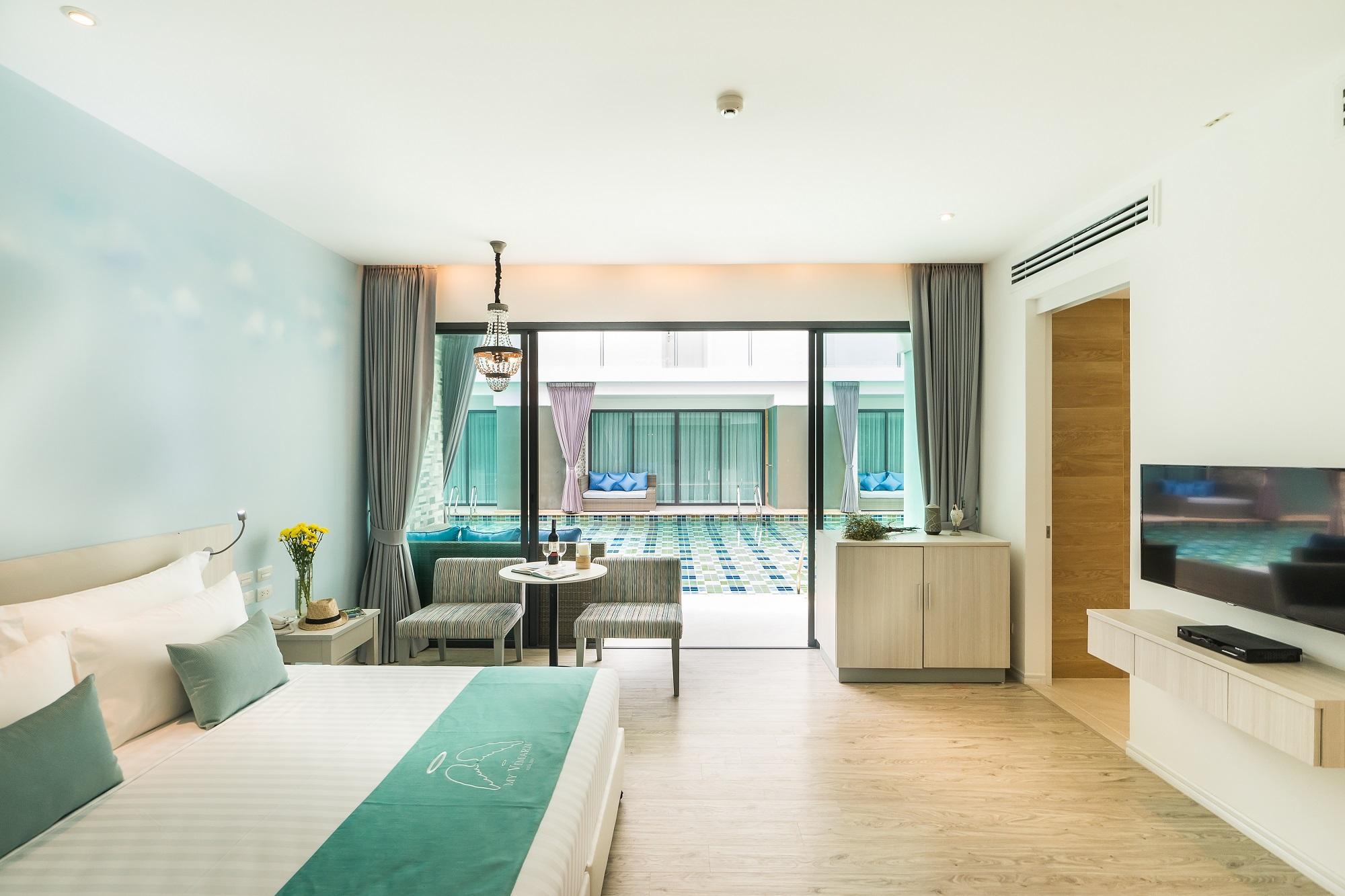 Deluxe, King Bed, Pool Access