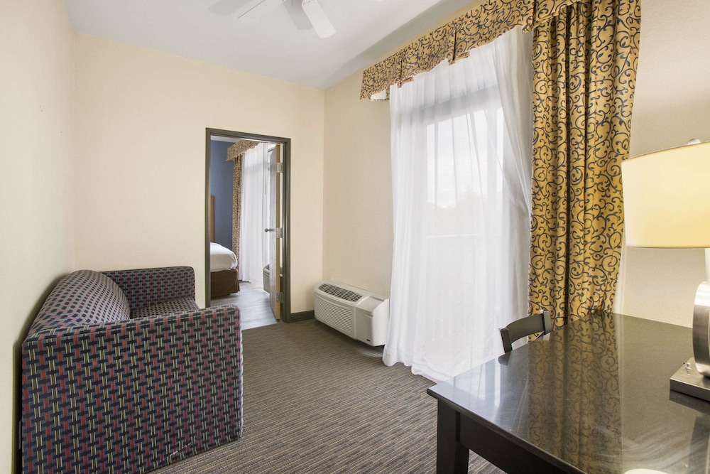 Days Inn by Wyndham Mackinaw City/Bridgeview Area 32/61