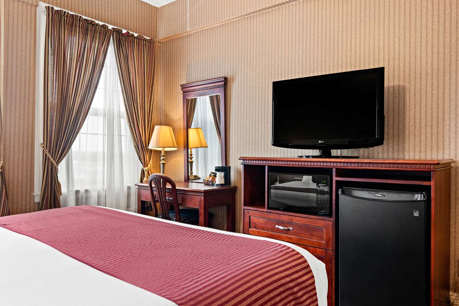 جناح بسرير كينج مع أريكة بمنطقة جلوس، Genetti Hotel SureStay Collection By Best Western 2/5