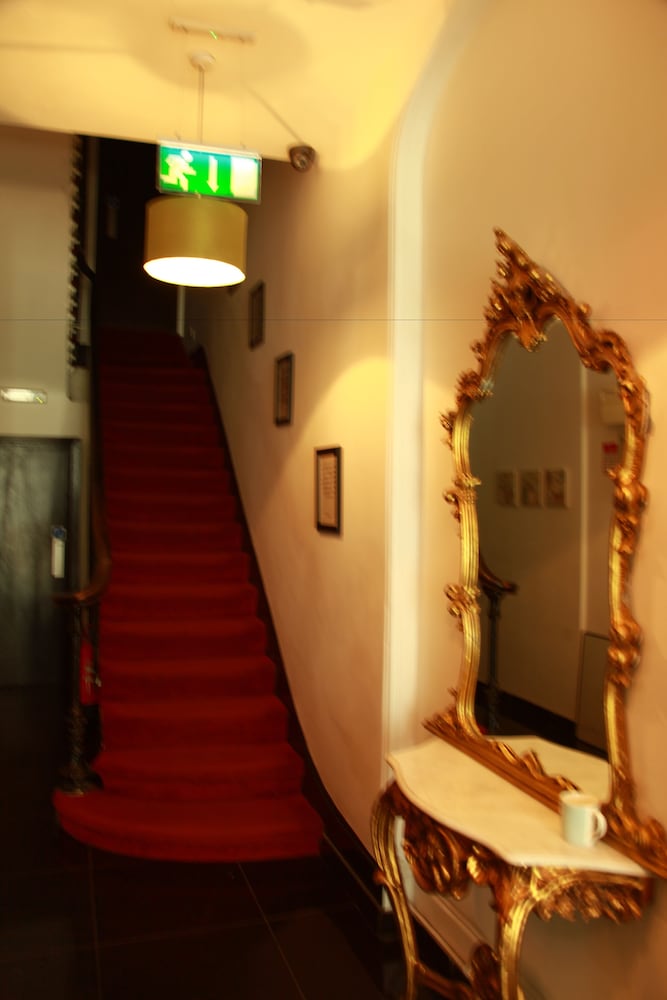 Exhibition Court Hotel 4 23/61