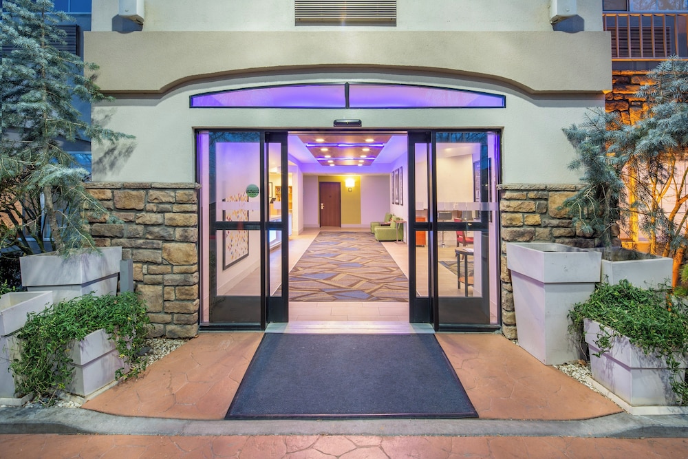 Holiday Inn Express Hotel Suites Bishop 2/75