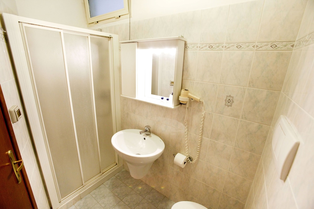 Room, Twin Beds, External Bathroom