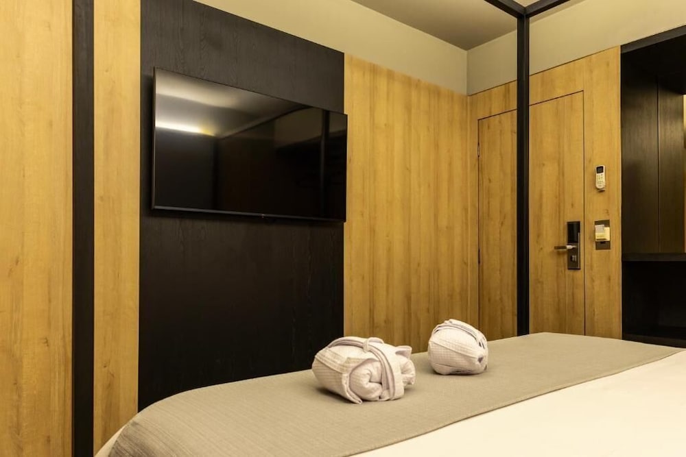 Suite, Queen Bed, Sofa, Max Plaza Hotel 4/10