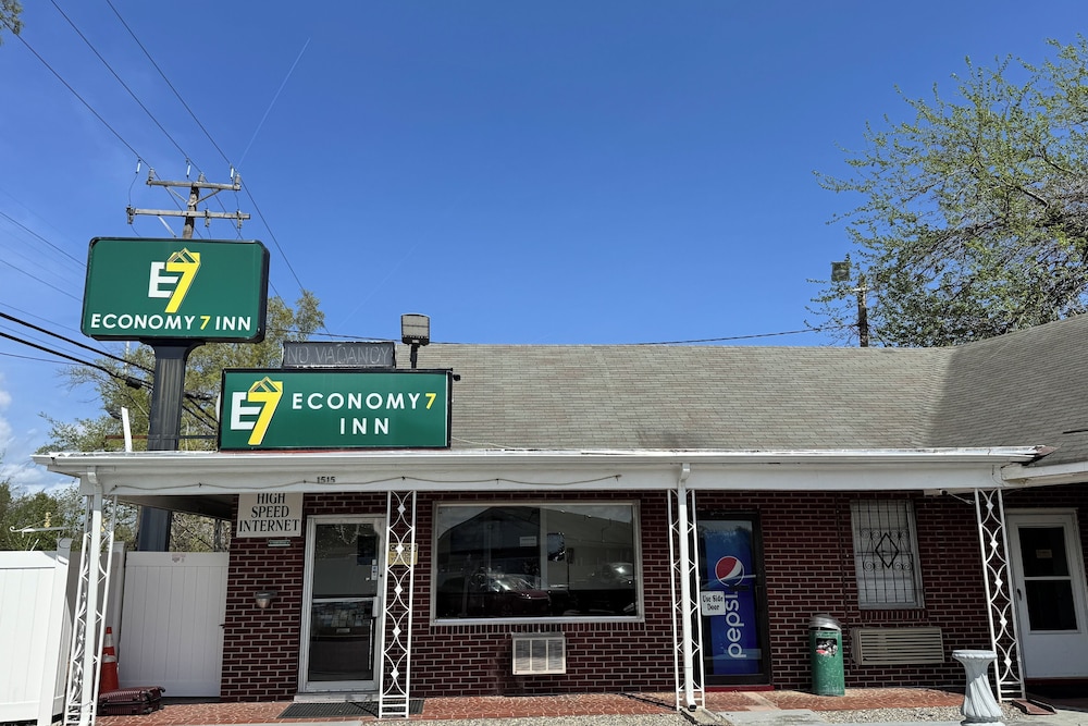 Economy 7 Inn Hampton W Pembroke 8/64