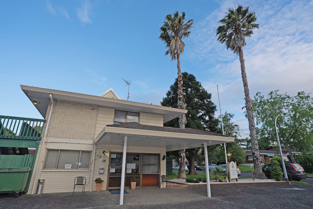 DUKES MIDWAY LODGE 2/43