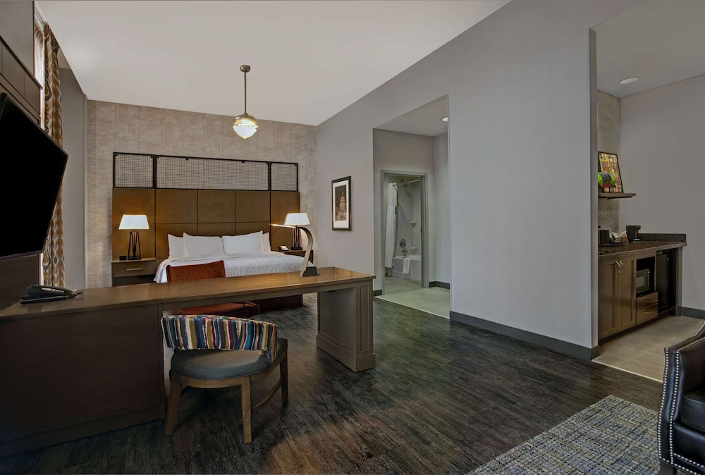 Suite, King Bed, Hampton Inn & Suites Austin At The University / Capitol 2/8